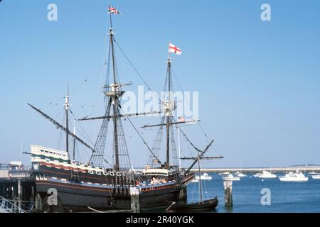 Plymouth, États-Unis- octobre 1978: Réplique du Mayflower (Mayflower II) amarré dans le port de Plymouth, toboggan d'époque Banque D'Images