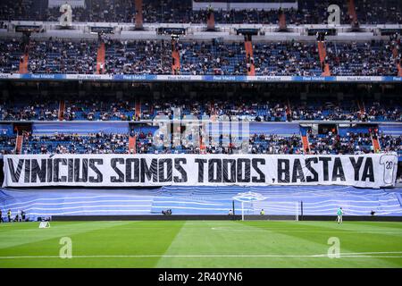 Les fans du Real Madrid affichent la bannière en soutien du joueur du Real Madrid Vinicius Junior lors du championnat d'Espagne la Ligue de football match entre le Real Madrid et Rayo Vallecano sur 24 mai 2023 au stade Santiago Bernabeu à Madrid, Espagne - photo: Irina R Hipolito/DPPI/LiveMedia Banque D'Images