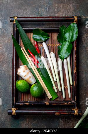 Ingrédients alimentaires asiatiques. Thai fines herbes et épices pour la cuisine thaï thaï fraiche sur plateau, vue d'en haut. Banque D'Images