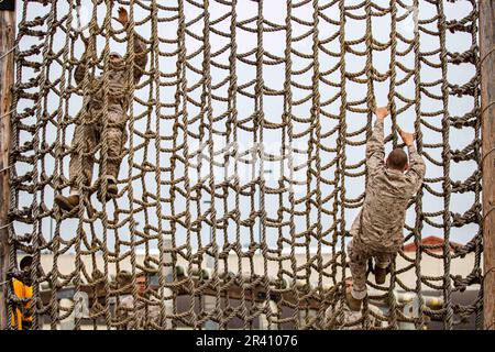 San Diego, Californie, États-Unis. 15th mai 2023. Les recrues du corps marin grimpent un obstacle lors d'un cours de confiance au dépôt de recrutement du corps marin de San Diego, 15 mai 2023. Crédit : États-Unis Marines/ZUMA Press Wire Service/ZUMAPRESS.com/Alamy Live News Banque D'Images