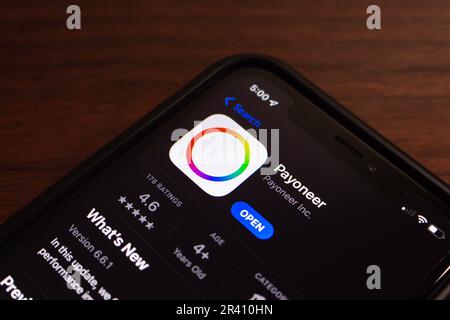 Icône de l'application Payoneer affichée dans un App Store sur l'écran d'un iPhone. Payoneer est une plate-forme de paiement et de transfert d'argent qui s'étend à travers le monde Banque D'Images