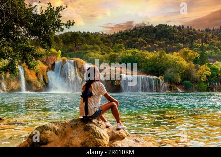 Cascades de Krk, femme regardant la chute d'eau Croatie parc national de Krk Banque D'Images