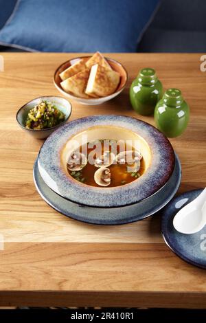 Soupe asiatique aux champignons, soupe miso dans un bol sur une table en bois Banque D'Images