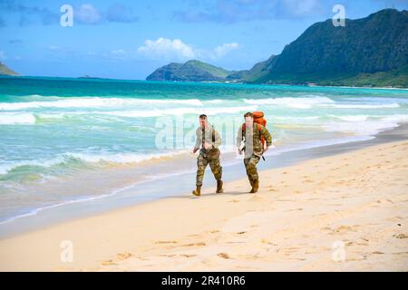 9 mai 2023 - Waimanalo, Hawaï, États-Unis - Sgt. Nathan Woods (à droite), un spécialiste de l'approvisionnement de l'unité de l'Armée de terre avec la compagnie médicale de soutien de zone 144th, Et le SPC Wesley Young, spécialiste de l'approvisionnement en pétrole du Groupe des forces spéciales (Airborne) de 19th, Garde nationale de l'Utah, s'est associé à l'événement de la fête de la plage lors de la compétition du meilleur guerrier de la région VII sur l'île hawaïenne d'Oahu, au 7-11 mai 2023. Le concours du meilleur guerrier est un événement annuel parrainé par l'armée conçu pour mesurer la forme physique, l'acuité mentale et les compétences démontrées des soldats dans les tâches de guerrier et les exercices de bataille. Le soldat an Banque D'Images