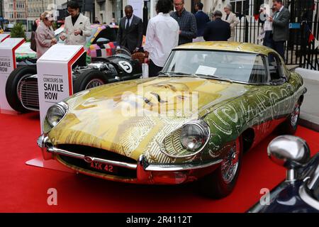 Londres, Royaume-Uni. 25 mai 2023. Electric Lady – la première Jaguar E-type entièrement électrique en tant que voiture d'art dédiée à Jimi Hendrix. Concours on Savile Row est un événement unique qui attire les visiteurs dans la célèbre rue sur mesure, où 40 voitures étaient exposées par des fabricants et des collectionneurs privés. Des maisons sur mesure le long de Savile Row organisent une série de conférences, de dégustations et d'activations au cours des deux jours avec leurs fabricants partenaires. Credit: Waldemar Sikora/Alay Live News Banque D'Images