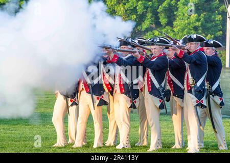 Virginie, États-Unis. 10th mai 2023. ÉTATS-UNIS Soldats affectés à la Garde du commandant en chef, 3rd États-Unis Le régiment d'infanterie (la vieille garde) rejoue une bataille pendant le Twilight Tattoo à Summerall Field, salle Myer-Henderson de la base interarmées à Arlington, en Virginie, en 10 mai 2023. Vice-chef de cabinet des États-Unis Le général de l'armée Randy A. George a accueilli l'événement. Crédit : États-Unis Armée/ZUMA Press Wire Service/ZUMAPRESS.com/Alamy Live News Banque D'Images