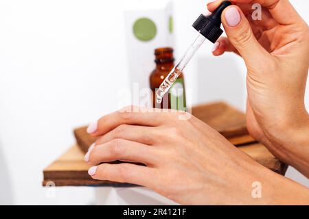 Goutte transperente d'essence, d'huile ou de gel de la pipette. Banque D'Images