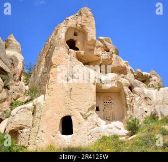 Goreme, situé entre les formations rocheuses appelées cheminées de fées, entre les vallées et les églises rocheuses. Déclaré site du patrimoine mondial de l'UNESCO Banque D'Images