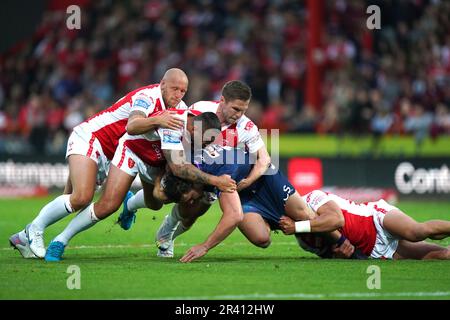 Liam Byrne (au centre) de Wigan Warriors est affronté par Dean Hadley (à gauche) de Hull KR, Matt Parcell, Elliot Minchella et Sauaso 'Jesse' Sue (à droite) lors du match de la Super League de Betfred au Sewell Group Craven Park, à Hull. Date de la photo: Jeudi 25 mai 2023. Banque D'Images