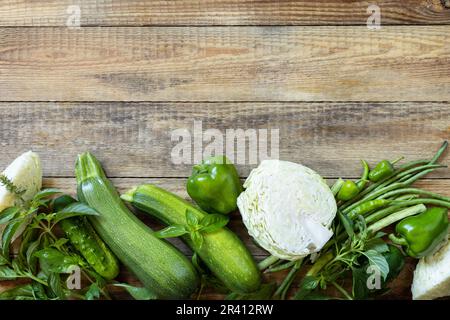 Alimentation saine alimentation propre. Assortiment de légumes verts, aliments frais biologiques crus. Vue de dessus. Copier l'espace. Banque D'Images