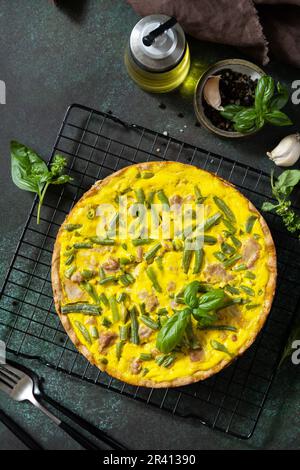 ð quiche de Lorraine avec thon, haricots verts et fromage doux. Quiche sans poussière avec œufs, poisson et légumes. Mediterran Banque D'Images