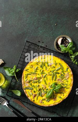 ð quiche de Lorraine avec thon, haricots verts et fromage doux. Quiche sans poussière avec œufs, poisson et légumes. Mediterran Banque D'Images