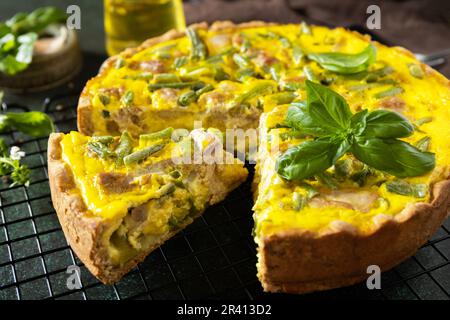 ð quiche de Lorraine avec thon, haricots verts et fromage doux. Quiche sans poussière avec œufs, poisson et légumes. Mediterran Banque D'Images