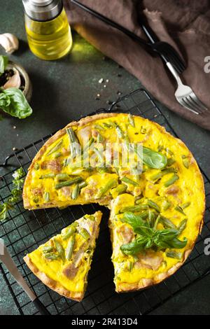 ð quiche de Lorraine avec thon, haricots verts et fromage doux. Quiche sans poussière avec œufs, poisson et légumes. Mediterran Banque D'Images