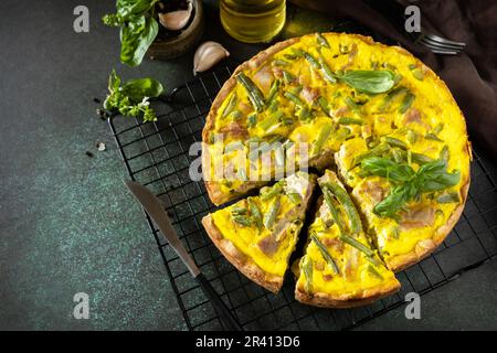 ð quiche de Lorraine avec thon, haricots verts et fromage doux. Quiche sans poussière avec œufs, poisson et légumes. Mediterran Banque D'Images