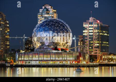 Science World illuminé la nuit, False Creek, Vancouver, Canada. Science le front de mer mondial de False Creek-24 mai 2023. Travel photo-Vancouver est activé Banque D'Images