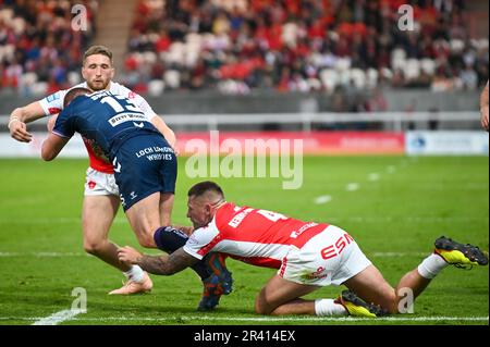 Ethan Ryan #2 de Hull KR et Shaun Kenny-Dowall #4 de Hull KR s'attaque à Morgan Smithies #13 de Wigan Warriors lors du match de la Super League 13 de Betfred KR de Hull vs Wigan Warriors à Sewell Group Craven Park, Kingston upon Hull, Royaume-Uni, 25th mai 2023 (Photo de Craig Cresswell/News Images) Banque D'Images