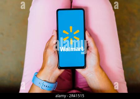 Dans cette illustration, le logo Walmart, Inc. S'affiche sur l'écran d'un smartphone. Banque D'Images