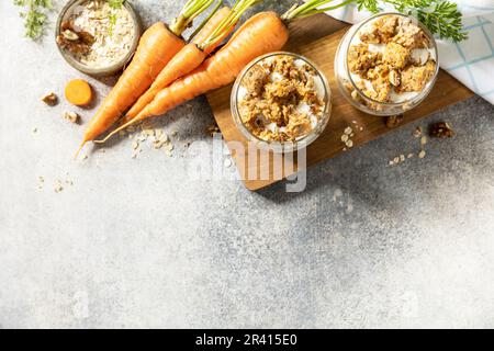 Dessert sain. Pâte végétalienne sans gluten. Gâteau de carotte aux noix et à la cannelle dans un verre sur fond clair. Vue de abo Banque D'Images