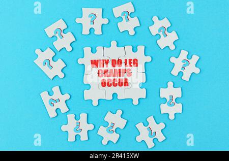 Concept médical. Sur une surface bleue sont des puzzles avec un point d'interrogation, au centre avec l'inscription - pourquoi des crampes de jambe se produisent Banque D'Images