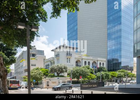 Tel Aviv, Israël - 18 mai 2023 : Magidovitch a construit une maison sur la rue Nahalat Benyamin pour les frères Bachar. Aujourd'hui, la tour de bureau est reliée à Ba Banque D'Images