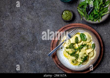 Raviolis ricotta épinards italienne, vue du dessus, fond noir, l'espace de copie, la nourriture végétarienne, végétalienne ravioli Banque D'Images