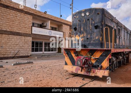 Wadi Rum, Jordanie - 19 janvier 2020 : ancienne locomotive diesel non utilisée à la gare de Wadi Rum, désert sablonneux autour Banque D'Images