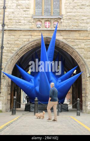 Londres, Royaume-Uni. 25 mai 2023. L’œuvre d’art gonflable « Gateway » de l’artiste britannique Steve Messam est dévoilée à la porte St John’s de l’ordre de St John dans le cadre de la semaine du design de Clerkenwell, qui se déroulera du 23-25 au 28 mai. L'installation spécifique au site mesure 6m de haut et 15,5m de long et comporte 27 pointes géantes. Credit: Waldemar Sikora/Alay Live News Banque D'Images