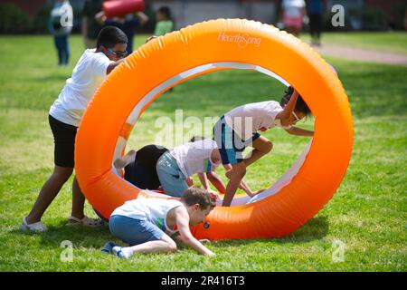 Rues ouvertes - Hyannis, Massachusetts, États-Unis. Les enfants jouent avec les inflatables Banque D'Images