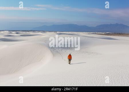 Randonnée dans les dunes de sable blanc Banque D'Images