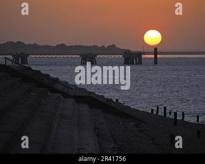 Sheerness, Kent, Royaume-Uni. 25th mai 2023. Météo au Royaume-Uni : coucher de soleil à Sheerness, Kent. Crédit : James Bell/Alay Live News Banque D'Images