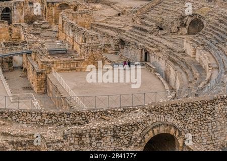 Amphithéâtre de Tarraco, bâtiment romain très proche de la mer, derrière les murs de la ville de Tarragone, capitale romaine Hispania Citerior Tarraconensis, Espagne. Banque D'Images