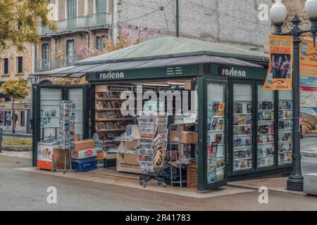 Kiosque de journaux et de magazines sur la rue Rambla Nueva dans la ville de Tarragone, Communauté autonome de Catalogne, Espagne, Europe Banque D'Images