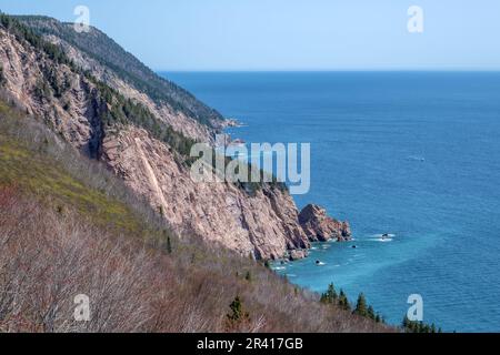 Le littoral ouest de l'île du Cap-Breton, vu d'un point de vue élevé dans les Hautes-terres du Cap-Breton. Le Cabot Trailwinds est bien loin Banque D'Images