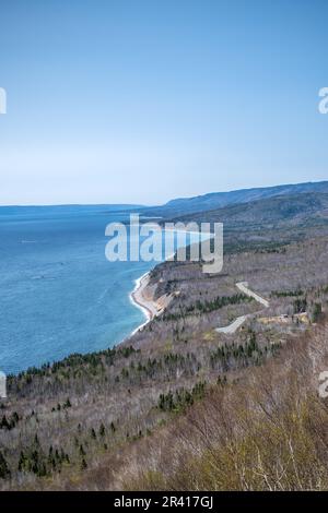 Le littoral ouest de l'île du Cap-Breton, vu d'un point de vue élevé dans les Hautes-terres du Cap-Breton. Le Cabot Trail peut être vu sinueux Banque D'Images