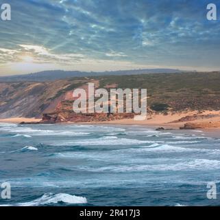 Côte rocheuse de l'Atlantique d'été (Algarve, Portugal). Banque D'Images