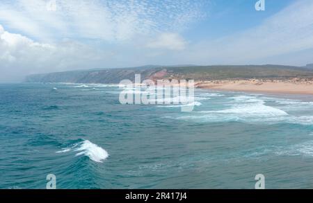 Côte atlantique d'été et plage de sable Praia da Bordeira. Vue sur la brume (Carrapateira, Algarve, Portugal). Personnes méconnaissables. Banque D'Images