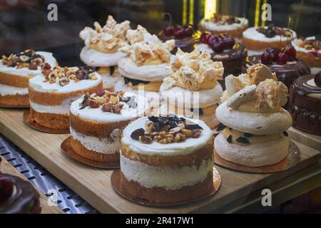 Gâteaux Bento et autres desserts aux saveurs et décorations variées en vitrine pour vente sur le marché. Douceur de mode. Banque D'Images