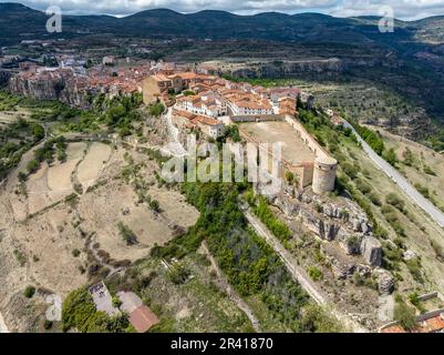 Ville médiévale espagnole de Cantavieja vue aérienne panoramique latérale, Teruel. Belles villes d'Espagne Banque D'Images