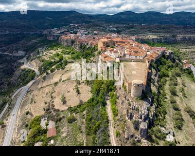 Ville médiévale espagnole de Cantavieja Front vue panoramique aérienne, Teruel. Belles villes d'Espagne Banque D'Images