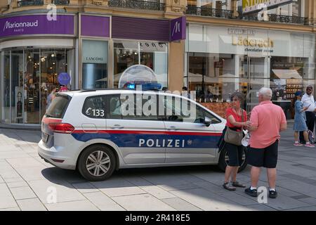 Voiture de police lors d'une opération de police dans une rue commerçante du centre de Vienne en Autriche Banque D'Images