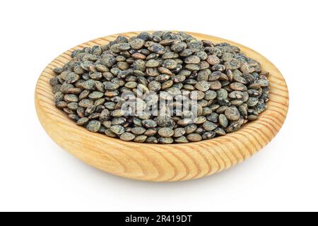 lentilles vertes françaises crues dans un bol en bois isolé sur fond blanc avec une pleine profondeur de champ. Banque D'Images