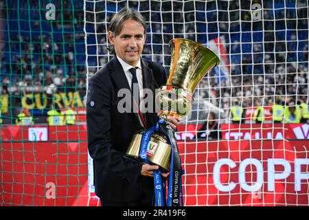 L'entraîneur de l'Inter Milan Simone Inzaghi célèbre avec le trophée après avoir remporté le match de football final de la coupe italienne (Coppa Italia) entre Fiorentina et l'Inter Milan au Stadio Olimpico à Rome, sur 24 mai 2023. Crédit: Tiziano Ballabio Banque D'Images