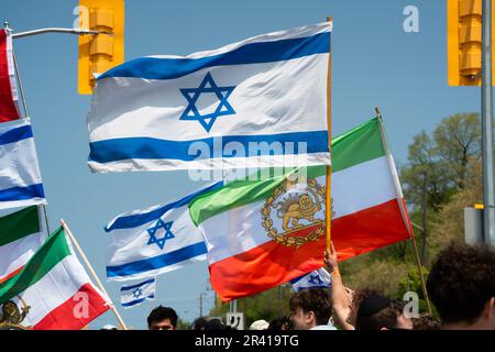 Un lion et un drapeau solaire du régime pré-islamique iranien vole en solidarité avec le drapeau israélien lors de la marche de 2023 avec Israël à Toronto, au Canada. Banque D'Images