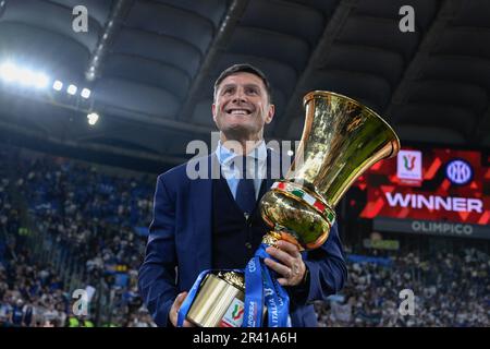 Rome, Italie. 24th mai 2023. Javier Zanetti, de l'Inter Milan, célèbre avec le trophée après avoir remporté le dernier match de football de la coupe italienne (Coppa Italia) entre Fiorentina et l'Inter Milan au Stadio Olimpico à Rome, sur 24 mai 2023. Crédit: Tiziano Ballabio crédit: Agence de photo indépendante/Alamy Live News Banque D'Images