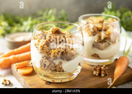 Dessert sain. Pâte végétalienne sans gluten. Gâteau de carotte aux noix et à la cannelle dans un verre sur fond clair. Banque D'Images