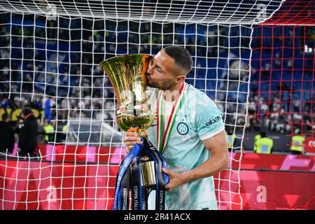 Rome, Italie. 24th mai 2023. Danilo d'Ambrosio, de l'Inter Milan, embrasse le trophée après avoir remporté le dernier match de football de la coupe italienne (Coppa Italia) entre Fiorentina et l'Inter Milan au Stadio Olimpico à Rome, sur 24 mai 2023. Crédit: Tiziano Ballabio crédit: Agence de photo indépendante/Alamy Live News Banque D'Images