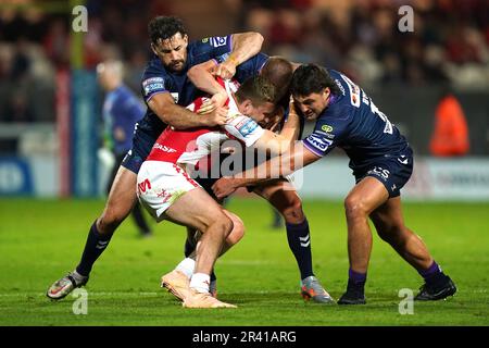 Ethan Ryan de Hull KR (au centre) est affronté par Toby King de Wigan Warriors (à gauche), Morgan Smithies et Liam Byrne (à droite) lors du match de la Super League de Betfred au Sewell Group Craven Park, à Hull. Date de la photo: Jeudi 25 mai 2023. Banque D'Images