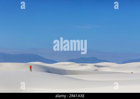 Randonnée dans les dunes de sable blanc Banque D'Images