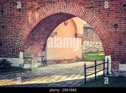 Manière couverte dans la ville. Chemin de pied avec arcade en brique. Photo prise à Cracovie, Pologne. Banque D'Images